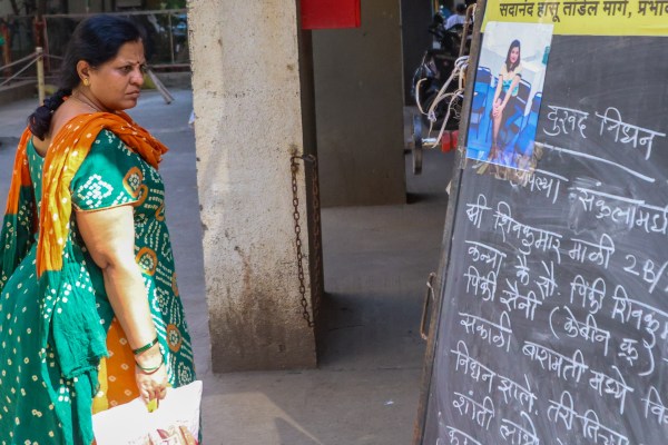 ਸ਼ਿਵ ਕੁਮਾਰ ਮਾਲੀ ਅਤੇ ਉਸ ਦੀ ਪਤਨੀ, ਪਿੰਕੀ ਮਾਲੀ ਦੇ ਮਾਤਾ-ਪਿਤਾ, ਜਿਸ ਨੇ ਬਾਰਾਮਤੀ ਵਿੱਚ ਇੱਕ ਹਵਾਈ ਹਾਦਸੇ ਵਿੱਚ ਆਪਣੀ ਜਾਨ ਗੁਆ ​​ਦਿੱਤੀ, ਬੁੱਧਵਾਰ ਨੂੰ ਮੁੰਬਈ ਦੇ ਪ੍ਰਭਾਦੇਵੀ ਵਿੱਚ ਆਪਣੀ ਧੀ ਦੇ ਘਰ ਸੋਗ ਕਰਦੇ ਹੋਏ। (ਆਕਾਸ਼ ਪਾਟਿਲ ਦੁਆਰਾ ਐਕਸਪ੍ਰੈਸ ਫੋਟੋ)