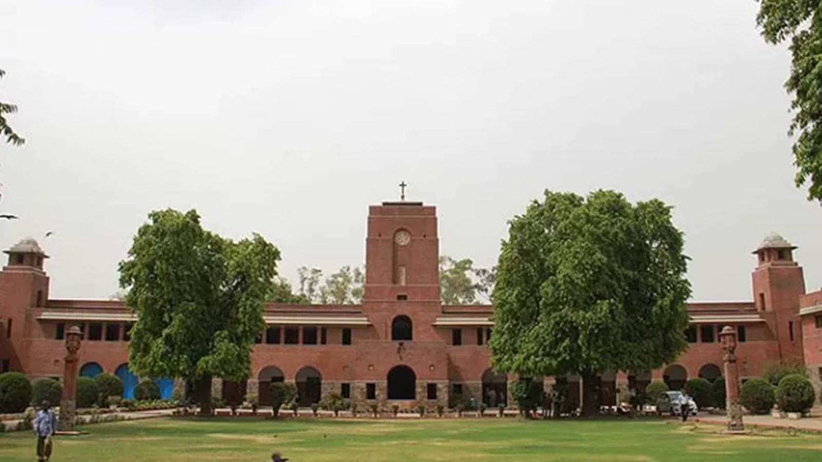 DU denies removing 'walls of democracy'