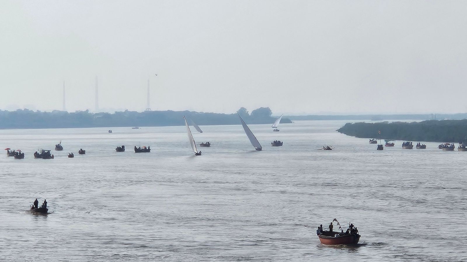 4 boats overturn during race in Surat, no casualties