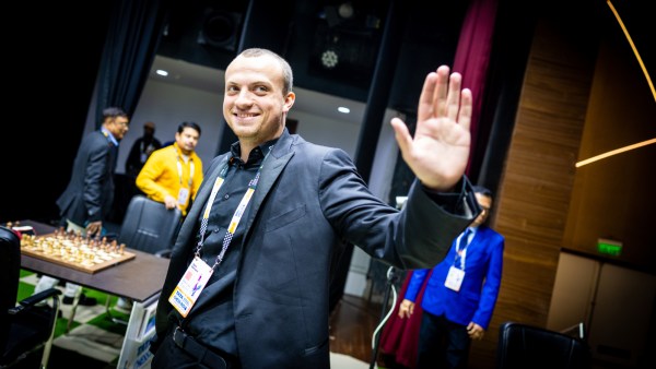 Hans Niemann acknowledge crowd at Dhono Dhanyo Auditorium in Kolkata during Tata Steel Chess tournament. (PHOTO: Lennart Ootes)