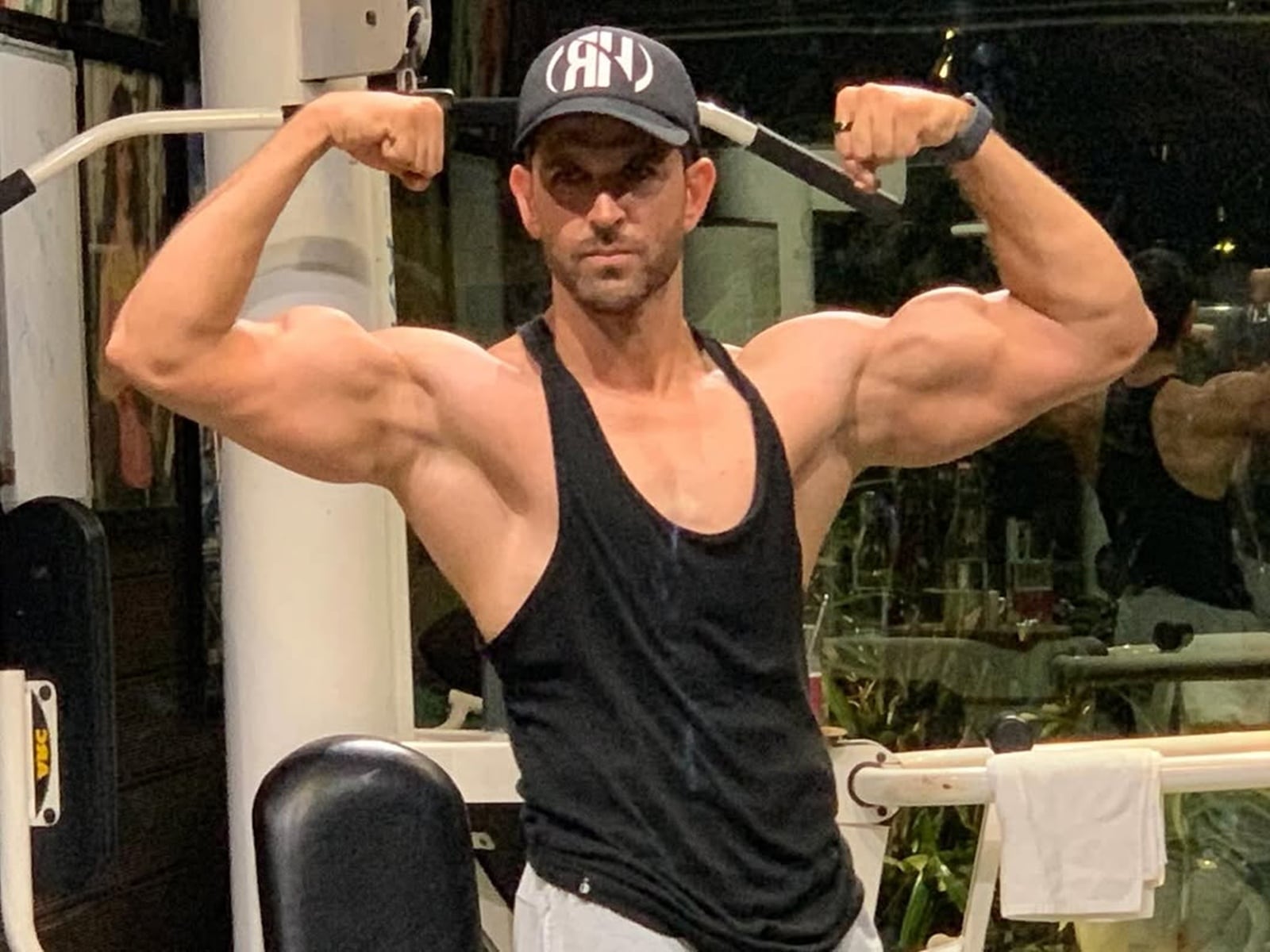 Hrithik Roshan flaunts his biceps