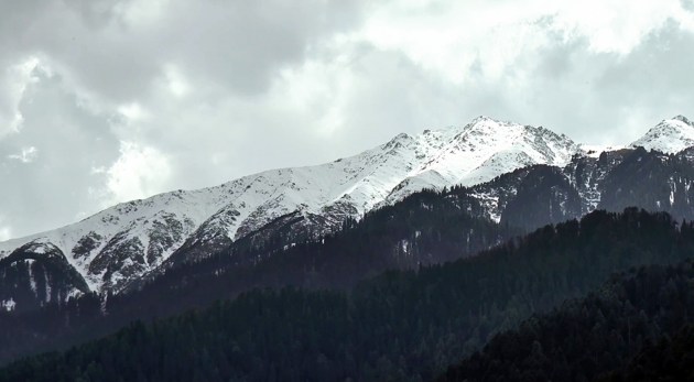 A view of mountains covered in fresh snow at Bhaderwah in Doda, after overnight snowfall in higher reaches of Jammu and Kashmir as clear skies led to a drop in minimum temperatures across the region. Bhaderwah is also known as “Mini Kashmir” (ANI Video Grab)