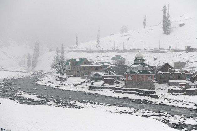 A view of the snow-covered area in the Kashmir Valley at Sonamarg in Ganderbal, where fresh snowfall was recorded on Wednesday night while weather is expected to remain largely dry in the coming days. (ANI Photo)