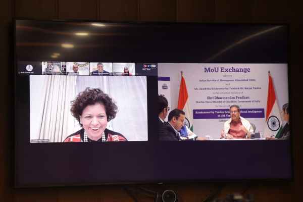 Chandrika Krishnamurthy Tandon y Dharmendra Pradhan durante el intercambio de MoU