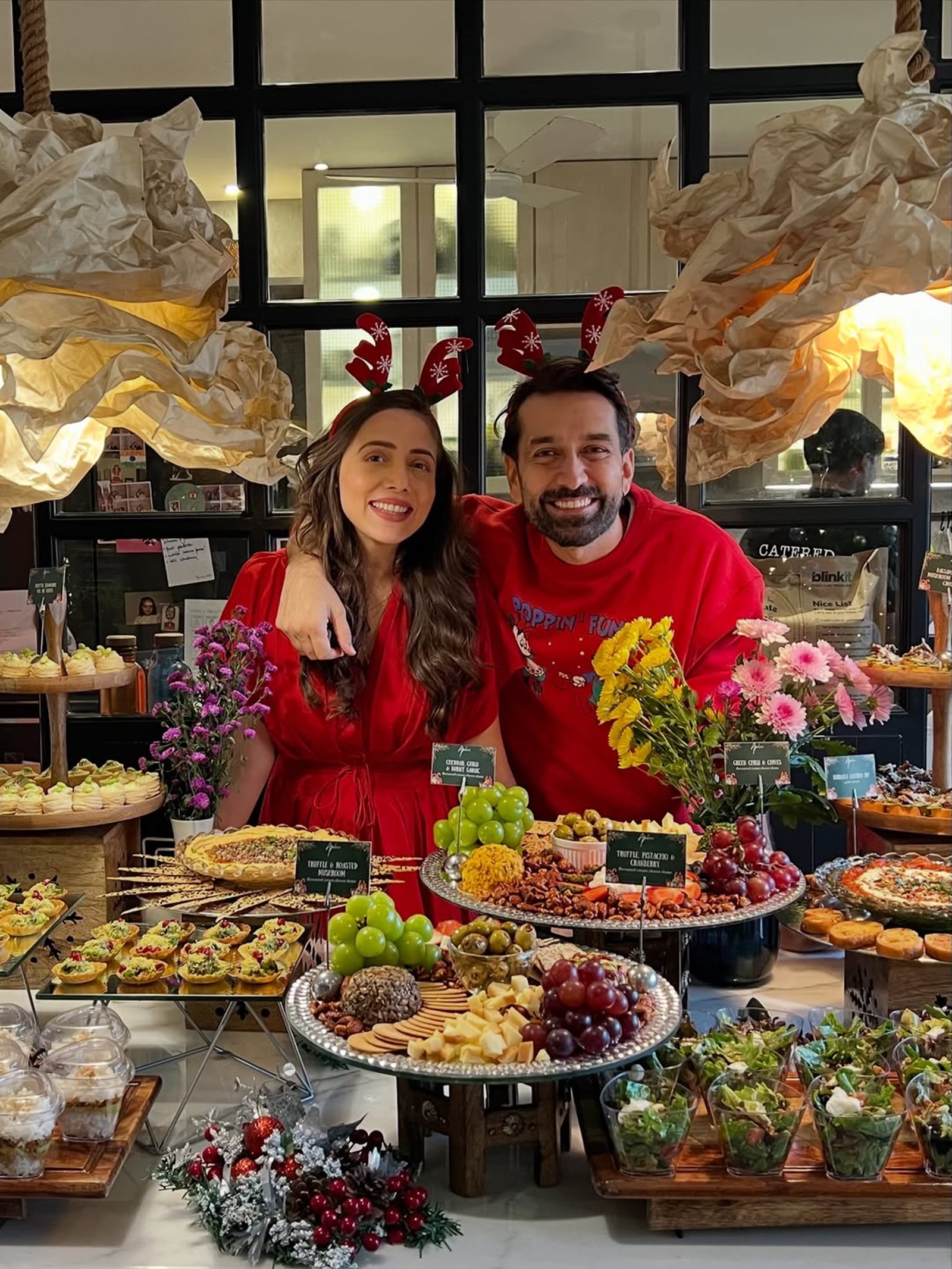 ਰਸੋਈ ਨੂੰ ਸਹਿਜੇ ਹੀ ਰਹਿਣ ਅਤੇ ਖਾਣੇ ਦੇ ਖੇਤਰਾਂ ਵਿੱਚ ਜੋੜਿਆ ਗਿਆ ਹੈ, ਘਰ ਦੇ ਖੁੱਲ੍ਹੇ, ਫਿਰਕੂ ਲੇਆਉਟ ਨੂੰ ਮਜ਼ਬੂਤ ​​​​ਕਰਦਾ ਹੈ