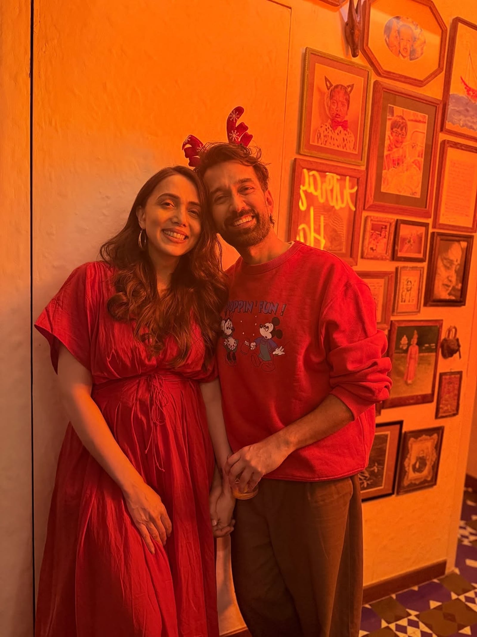 ਫਰੇਮਡ ਫੋਟੋਆਂ, ਵਿੰਟੇਜ ਯਾਦਗਾਰੀ ਚੀਜ਼ਾਂ ਅਤੇ ਵਿਰਾਸਤੀ ਚੀਜ਼ਾਂ ਗੈਲਰੀ-ਸ਼ੈਲੀ ਨਾਲ ਵਿਵਸਥਿਤ ਕੀਤੀਆਂ ਗਈਆਂ ਹਨ, ਸਪੇਸ ਨੂੰ ਭਾਵਨਾਤਮਕ ਤੌਰ 'ਤੇ ਆਧਾਰਿਤ ਕਰਦੇ ਹੋਏ ਵਿਜ਼ੂਅਲ ਦਿਲਚਸਪੀ ਪੈਦਾ ਕਰਦੇ ਹਨ।