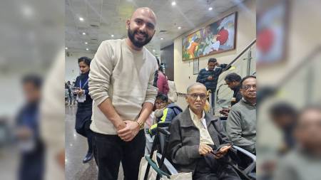 Fintech co-founder meets Narayana Murthy at Indore airport