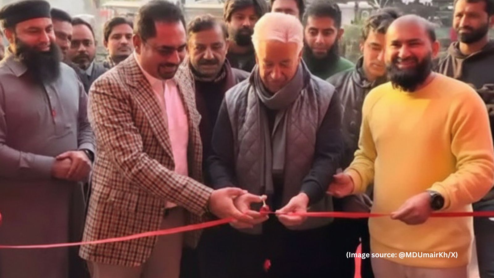 Pakistan defence minister Khawaja Asif inaugurates fake Pizza Hut, company files complaint