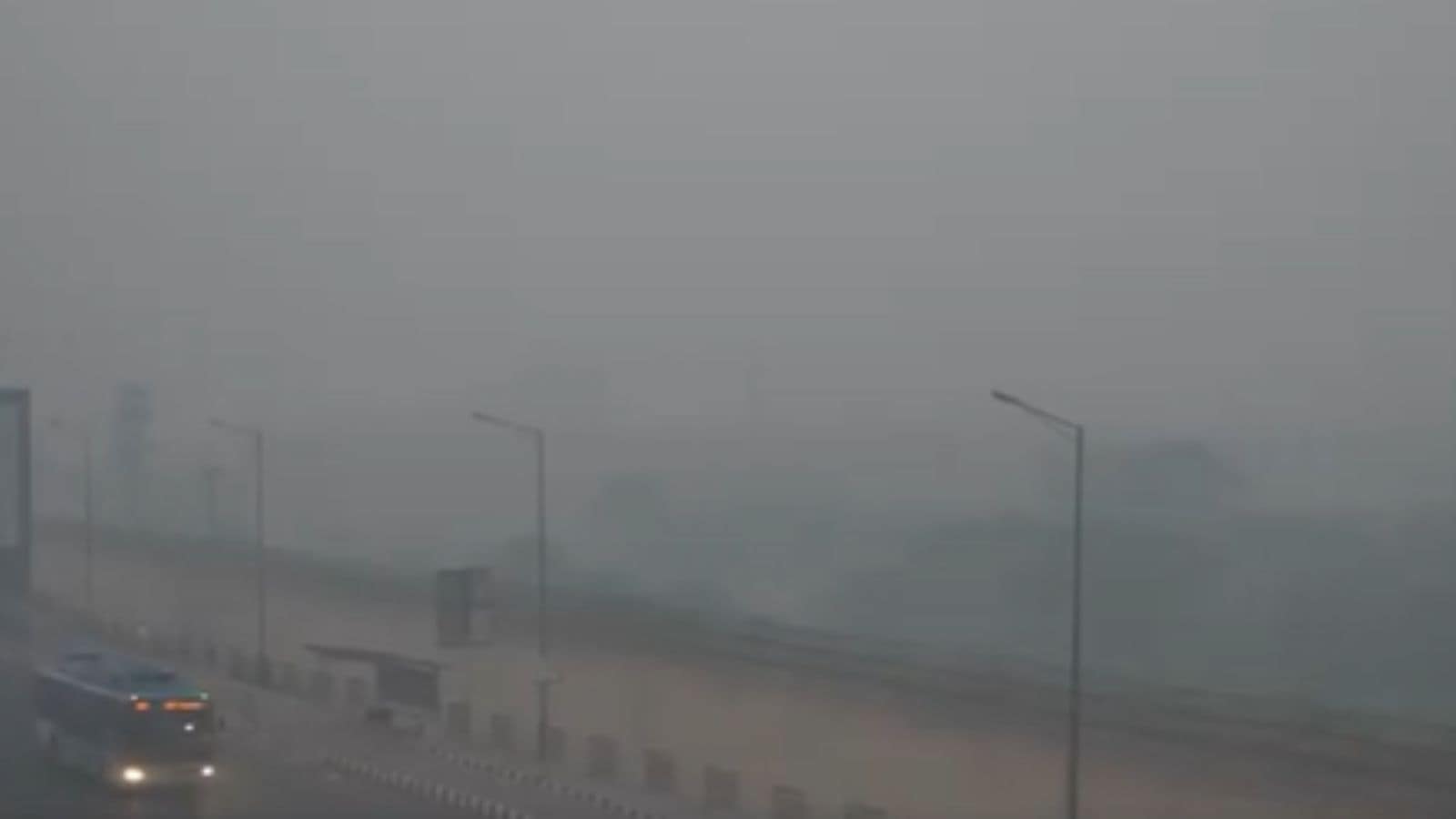 Delhi wakes up to thick blanket of smog as AQI remains severe
