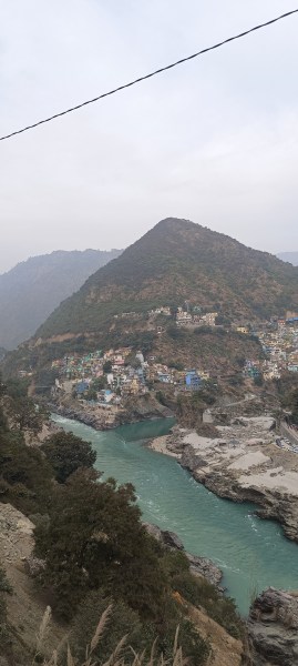 The Devprayag police station is located a few hundred metres from the confluence of the Bhagirathi and the Alaknanda.