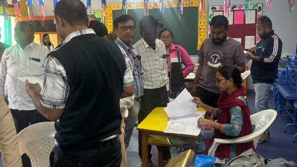 Residentes do grupo constituinte da Assembleia de Ghatlodiya nos acampamentos SIR