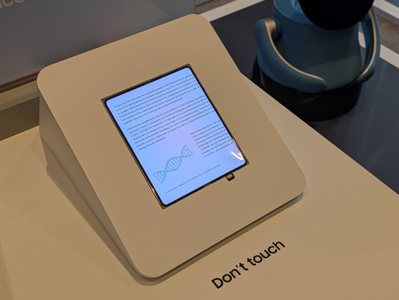 नई क्रीज-लेस फोल्डेबल स्क्रीन को गैलेक्सी Z फोल्ड 7 के अलावा रखा गया था।