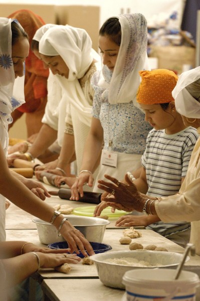 Sevadars working in the Guru's kitchen. (Source: https://www.sikhiwiki.org/)