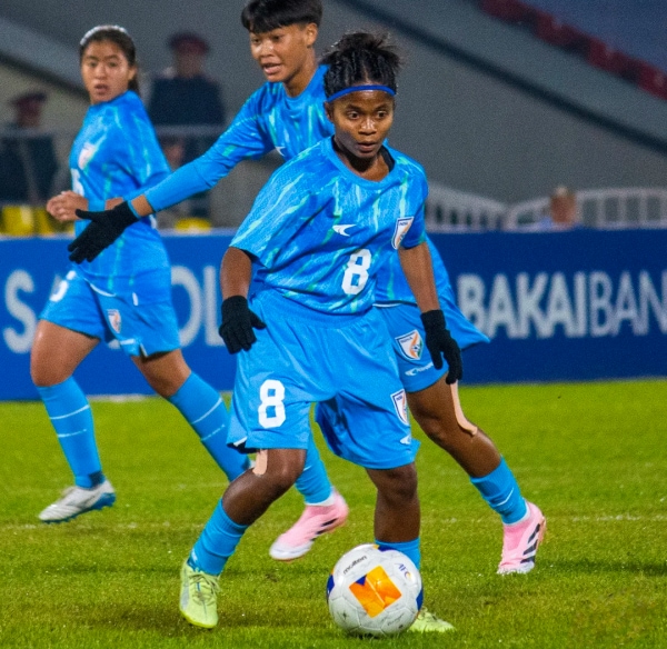 Anushka Munda, Jharkhand tribal girl football prodigy, Jharkhand tribal girl boys football, Adivasi girl football prodigy, Jharkhand girl football prodigy, Indian express news, current affairs