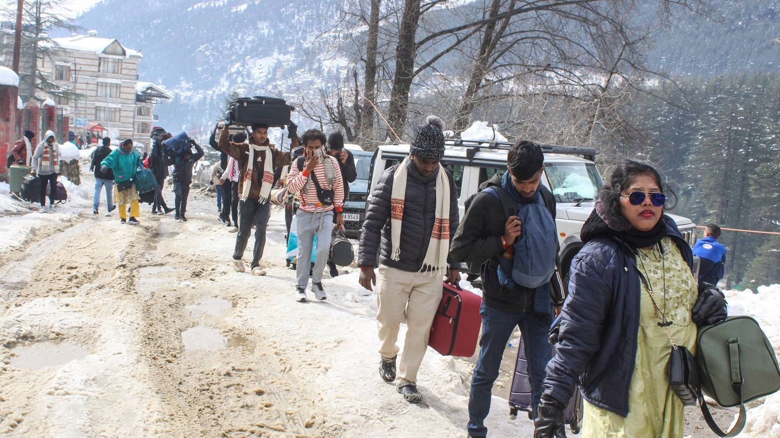 Jam forces tourists to ditch cars, trek to Manali