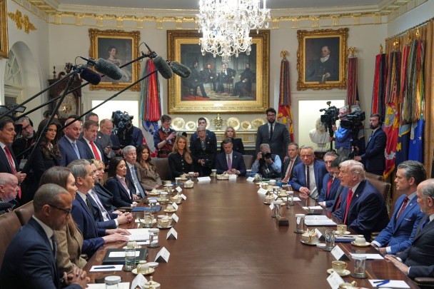 ミネアポリス銃乱射事件後の最初のトランプ閣僚会議でクリスティ・ノエム氏はコメントなし