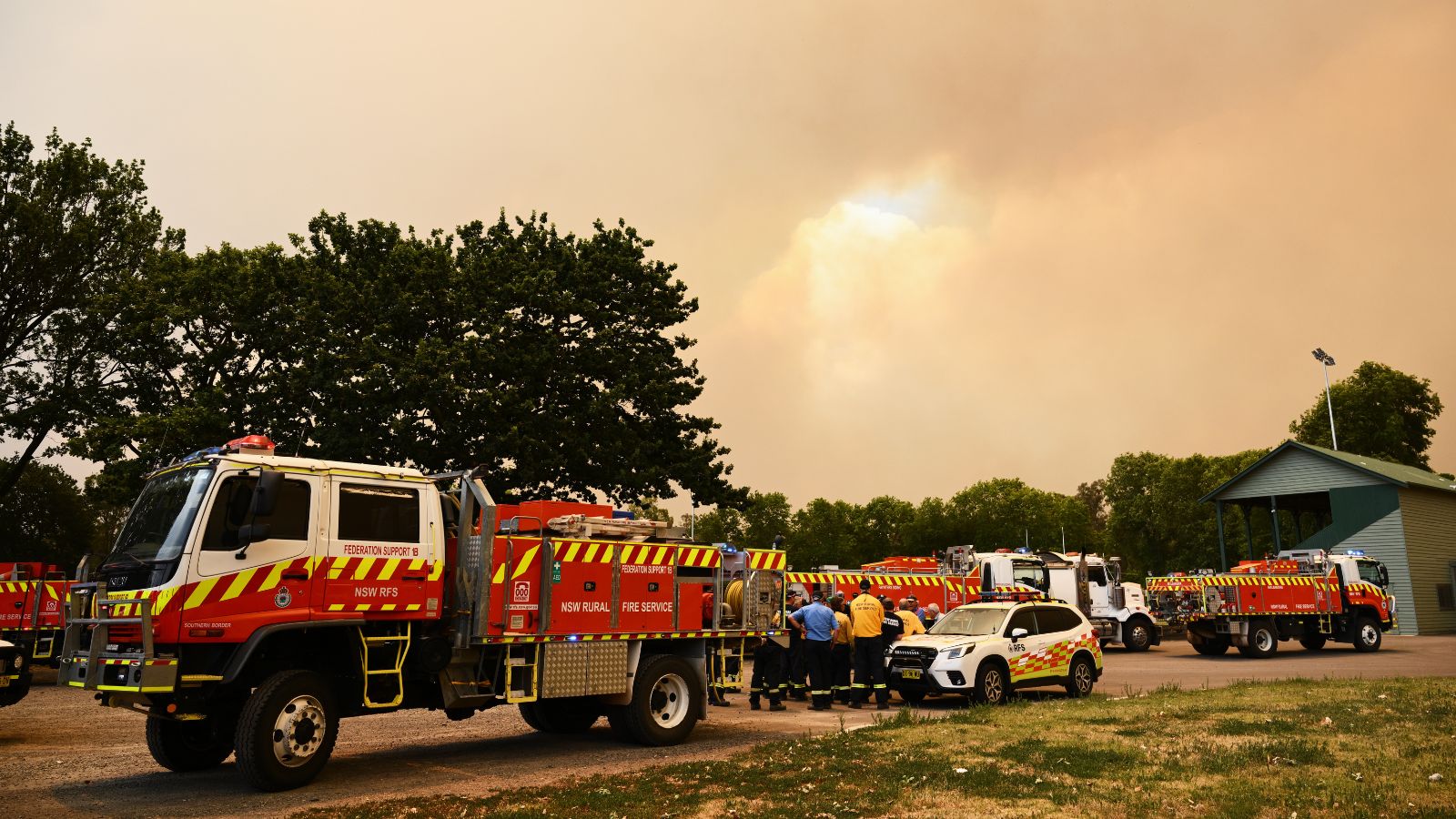 Australian bushfires raze homes, cut power to tens of thousands