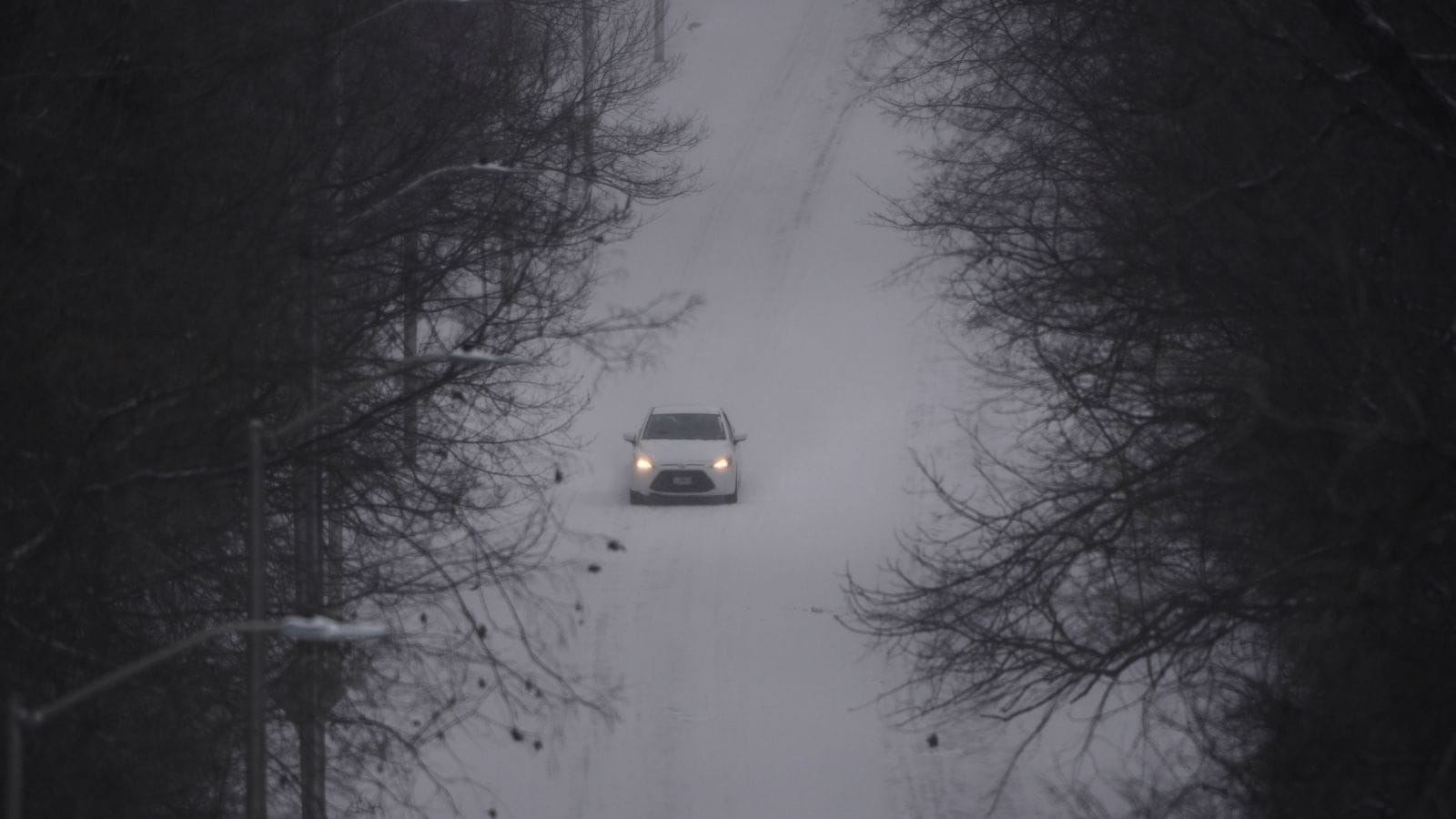 US winter storm leads to more than 100,000 power outages, thousands of flight cancellations 