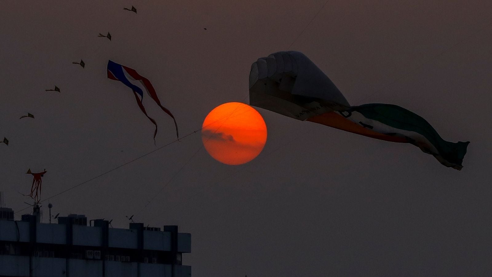 Surat man, 7-year-old daughter fall to death from flyover after getting entangled in a kite string