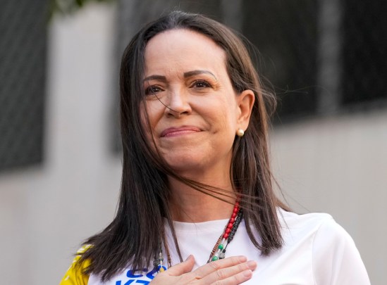 A líder da oposição venezuelana, María Corina Machado, entrega seu Prêmio Nobel da Paz ao presidente dos EUA, Donald Trump, durante uma reunião no Salão Oval em Washington, DC.