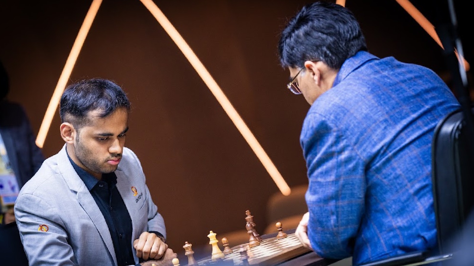Viswanathan Anand takes on Arjun Erigaisi at the Tata Steel Chess India Rapid and Blitz tournament in Kolkata. (Photo: Lennart Ootes)