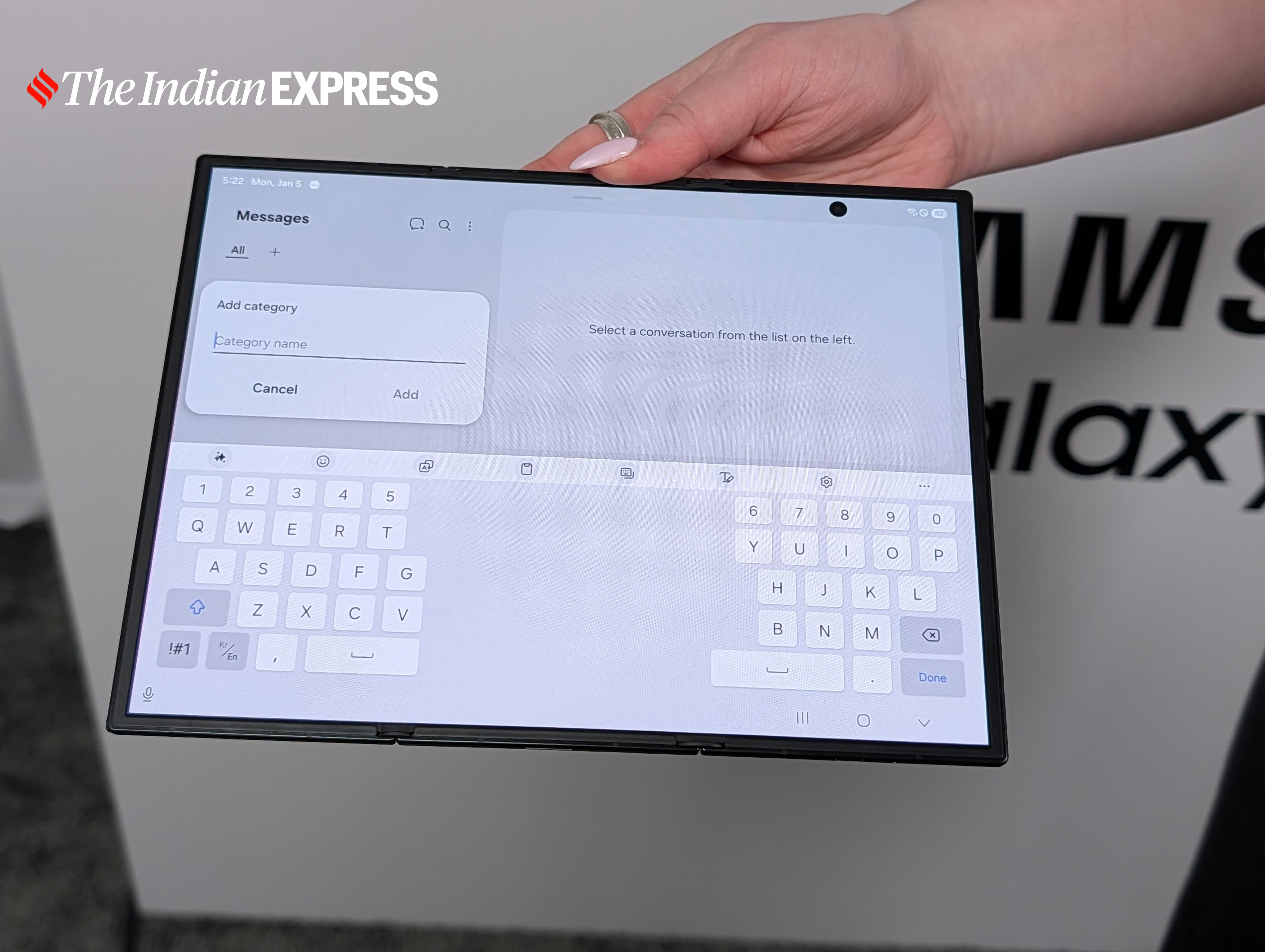 गैलेक्सी ज़ेड ट्राई फोल्ड स्प्लिट-स्क्रीन मल्टीटास्किंग का समर्थन करता है, जिसमें इसके विशाल आंतरिक डिस्प्ले पर तीन ऐप्स एक साथ चलते हैं।