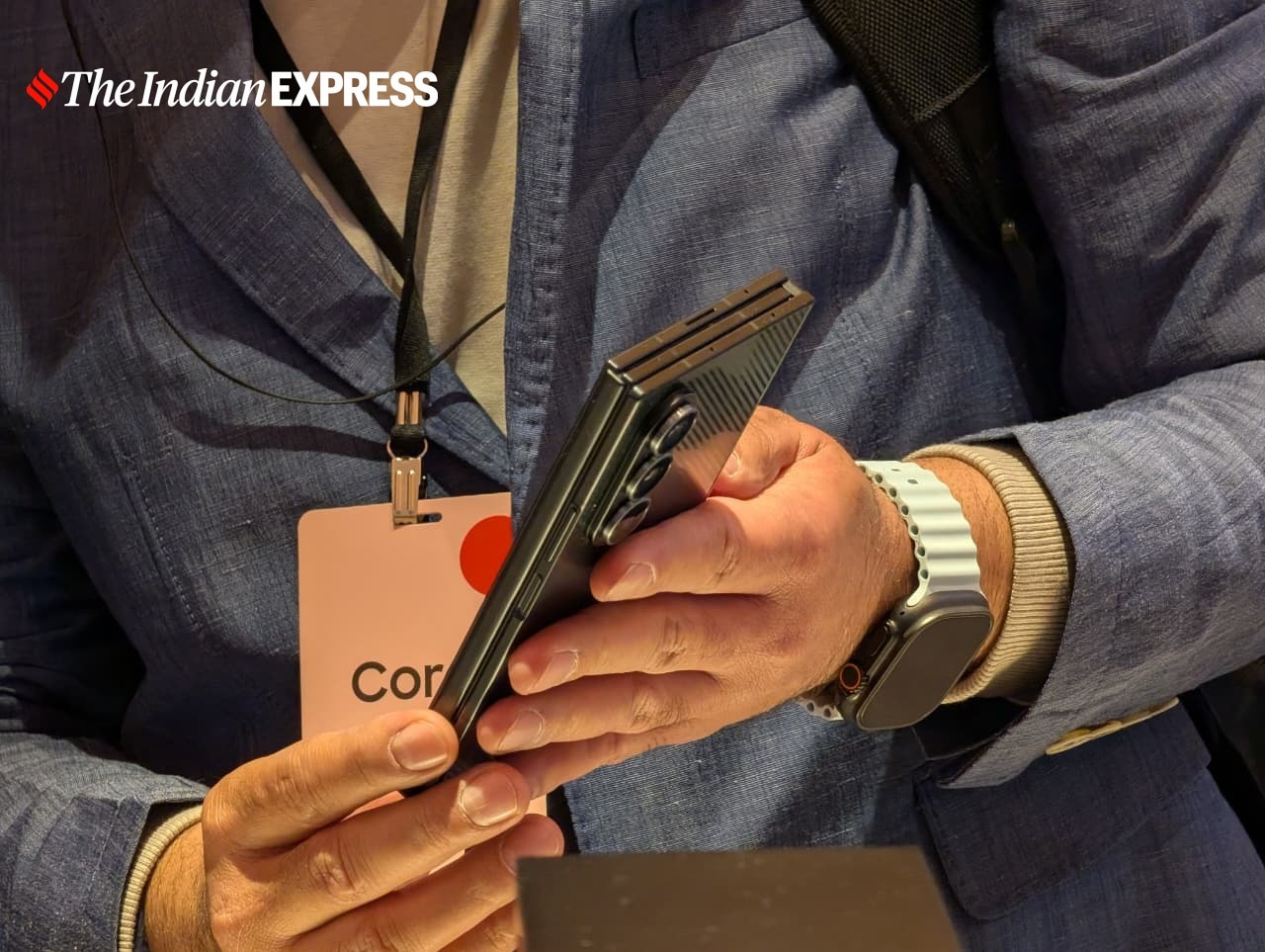 अपने आकार के बावजूद, गैलेक्सी जेड ट्राई फोल्ड पूरी तरह से खुलने पर आश्चर्यजनक रूप से पतला लगता है, हालांकि बंद होने पर काफी मोटा और भारी लगता है। (छवि: अनुज भाटिया/द इंडियन एक्सप्रेस)