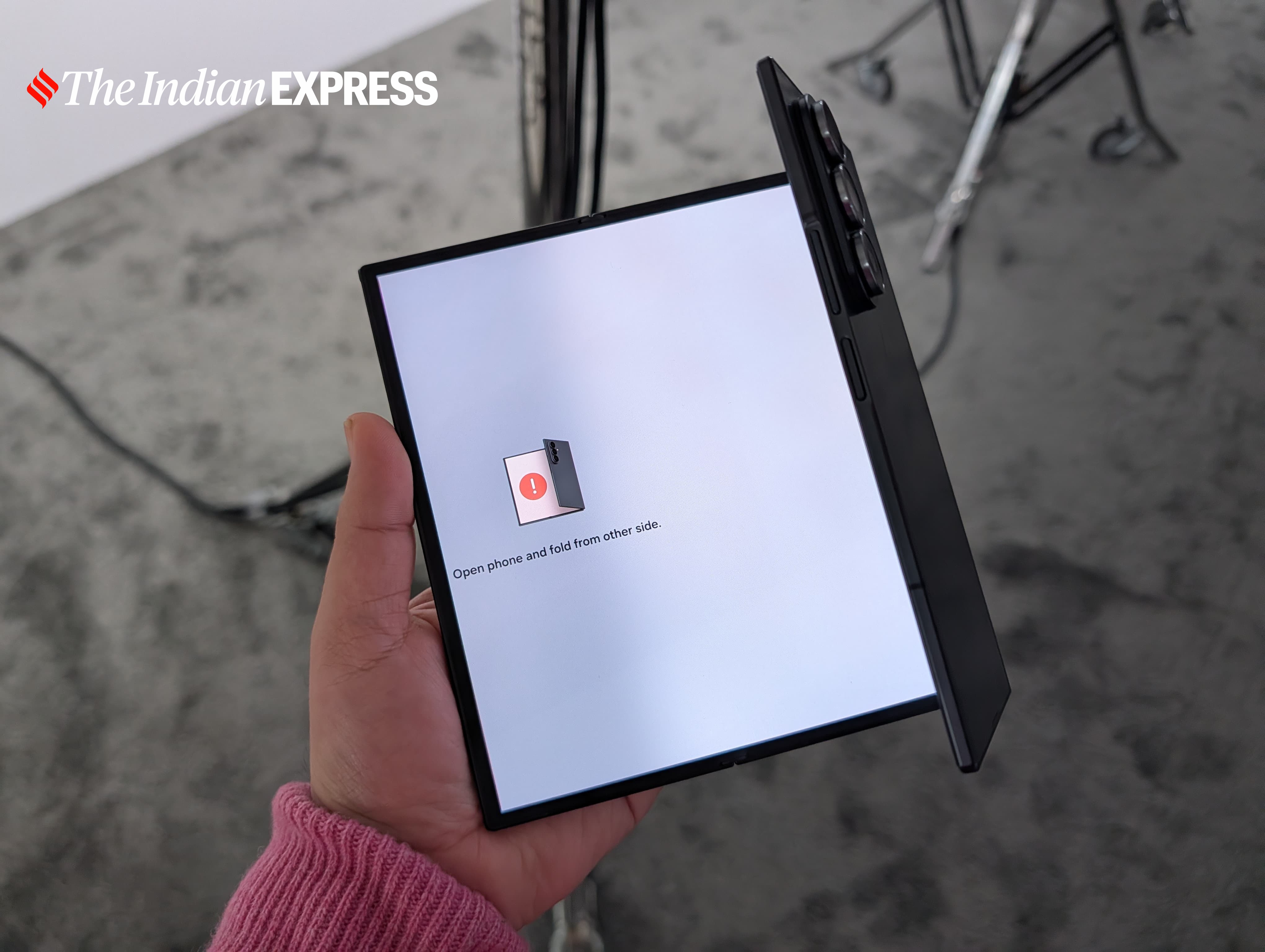 यदि गैलेक्सी ज़ेड ट्राई फोल्ड को गलत तरीके से खोला जाता है, तो सैमसंग का सॉफ्टवेयर एक चेतावनी देता है, जो उपयोगकर्ताओं को स्क्रीन को सही ढंग से मोड़ने के लिए निर्देशित करता है। (छवि: अनुज भाटिया/द इंडियन एक्सप्रेस)