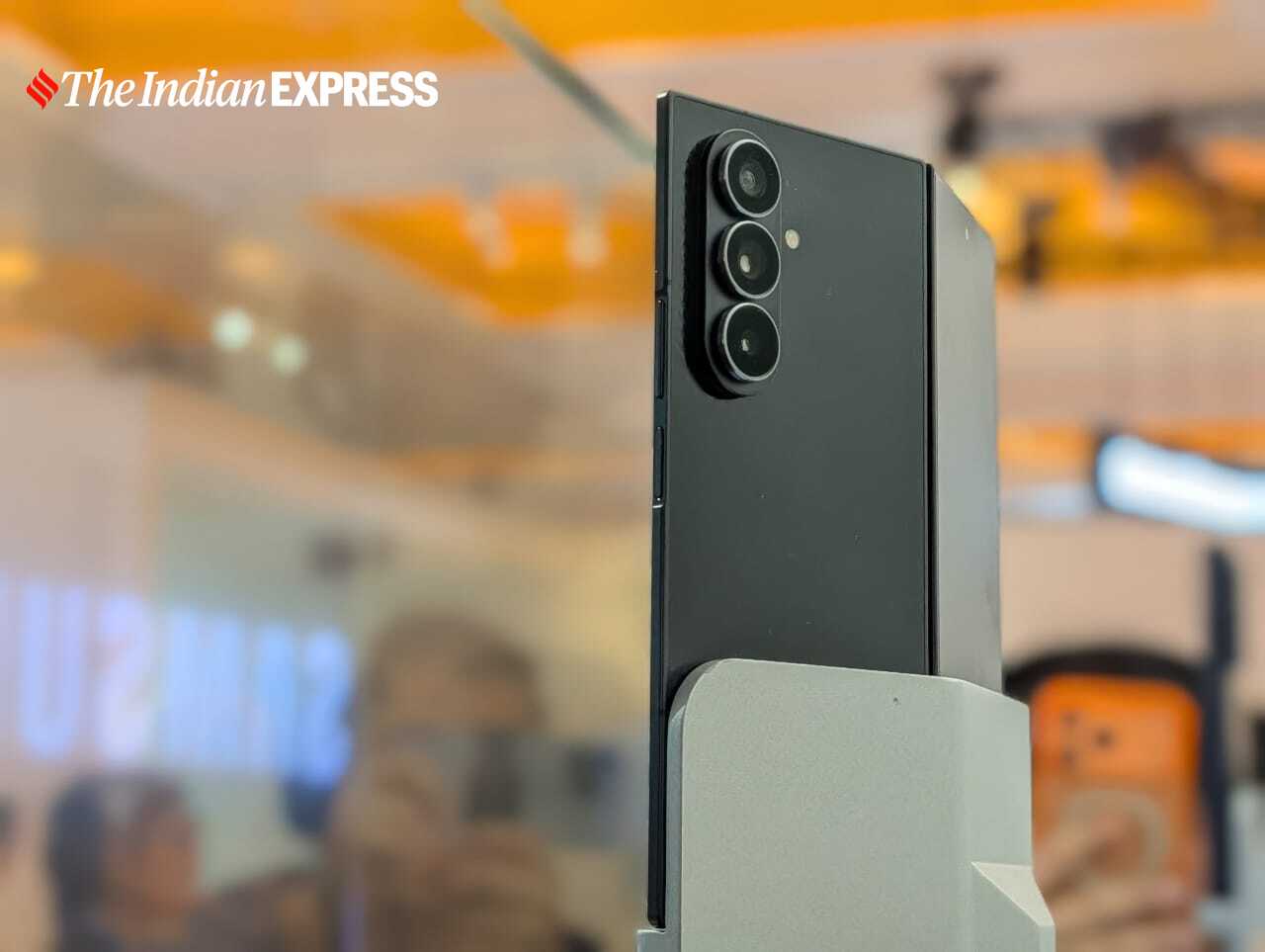 सैमसंग गैलेक्सी जेड ट्राई फोल्ड बंद होने पर एक नियमित बार के आकार के स्मार्टफोन जैसा दिखता है, जो इसके ट्रिपल-पैनल डिस्प्ले को अंदर छिपाता है। (छवि: अनुज भाटिया/द इंडियन एक्सप्रेस)