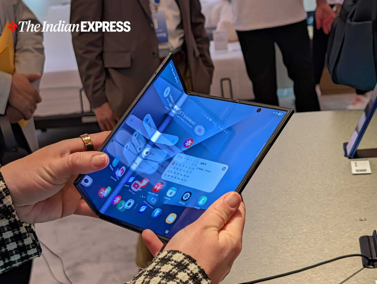 गैलेक्सी ज़ेड ट्राई फोल्ड को खोलने पर एक विशाल 10 इंच की स्क्रीन दिखाई देती है जो दो हिंजों में खुलती है, जो डिवाइस को टैबलेट क्षेत्र के करीब ले जाती है। (छवि: अनुज भाटिया/द इंडियन एक्सप्रेस)