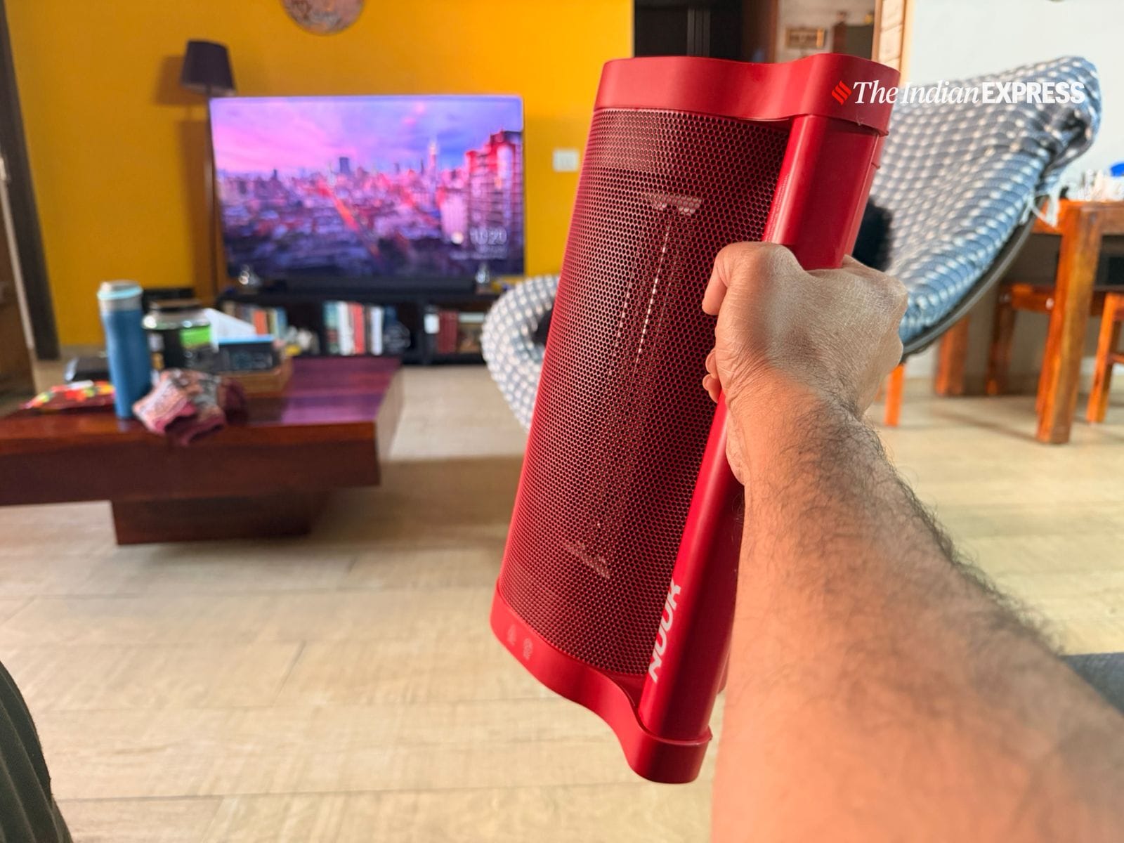 आकार और शैली दोनों भ्रामक हैं क्योंकि 220W नुउक हॉट बार उच्च स्तर पर जाने के बिना भी कुछ ठोस गर्मी पैक करता है। मेरे द्वारा उपयोग किए जाने वाले ब्लोअर के विपरीत, इस उपकरण से निकलने वाली गर्मी भी एक व्यापक रेंज में विकिरण करती है, न कि केवल इसके सामने। (छवि: द इंडियन एक्सप्रेस/नंदगोपाल राजन)(छवि: द इंडियन एक्सप्रेस/नंदगोपाल राजन)