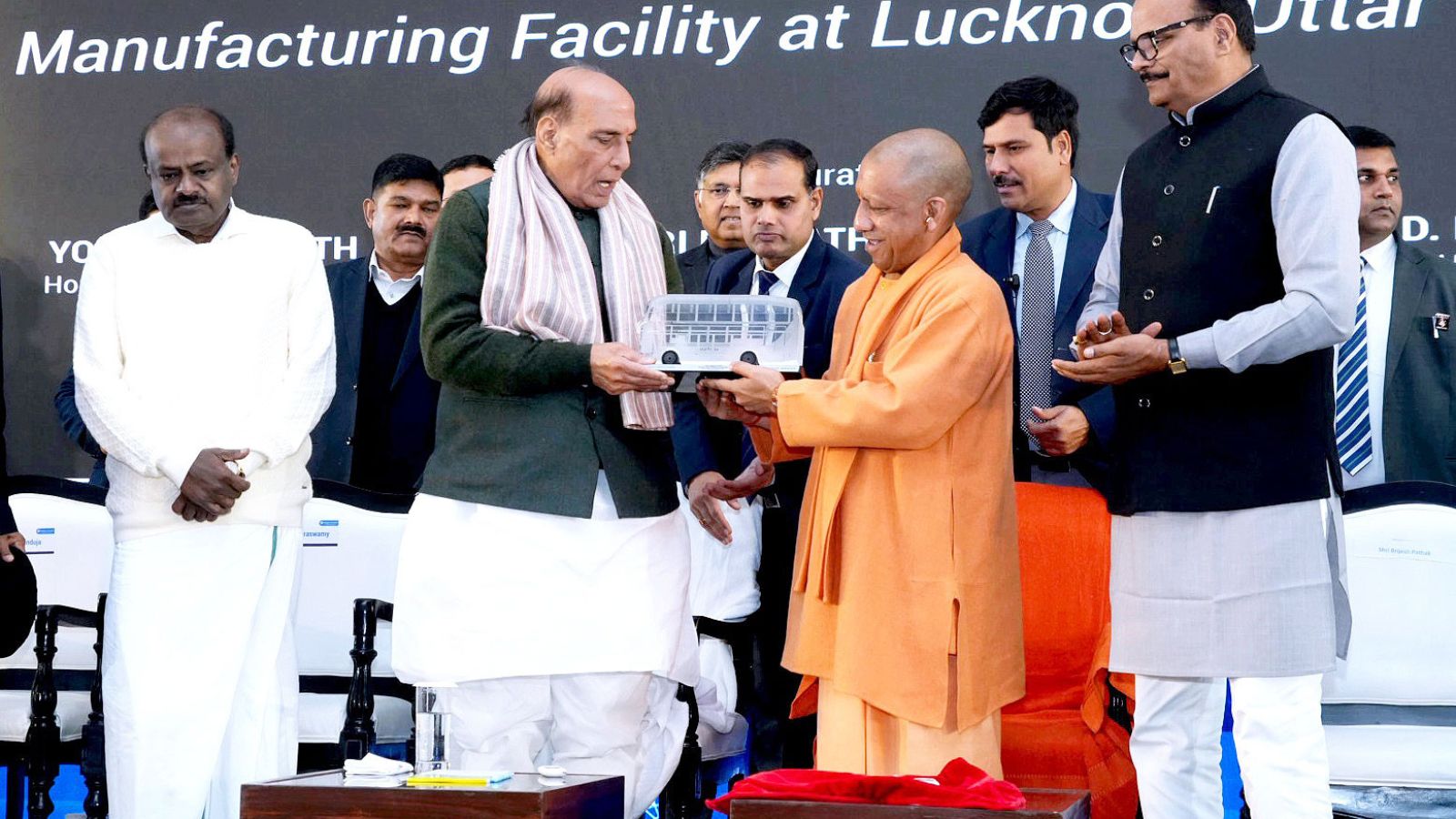indianexpress.com - UP CM Yogi Adityanath, Rajnath Singh inaugurate EV plant in Lucknow