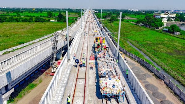 Installation of OHE masts (Image: NHSRCL)