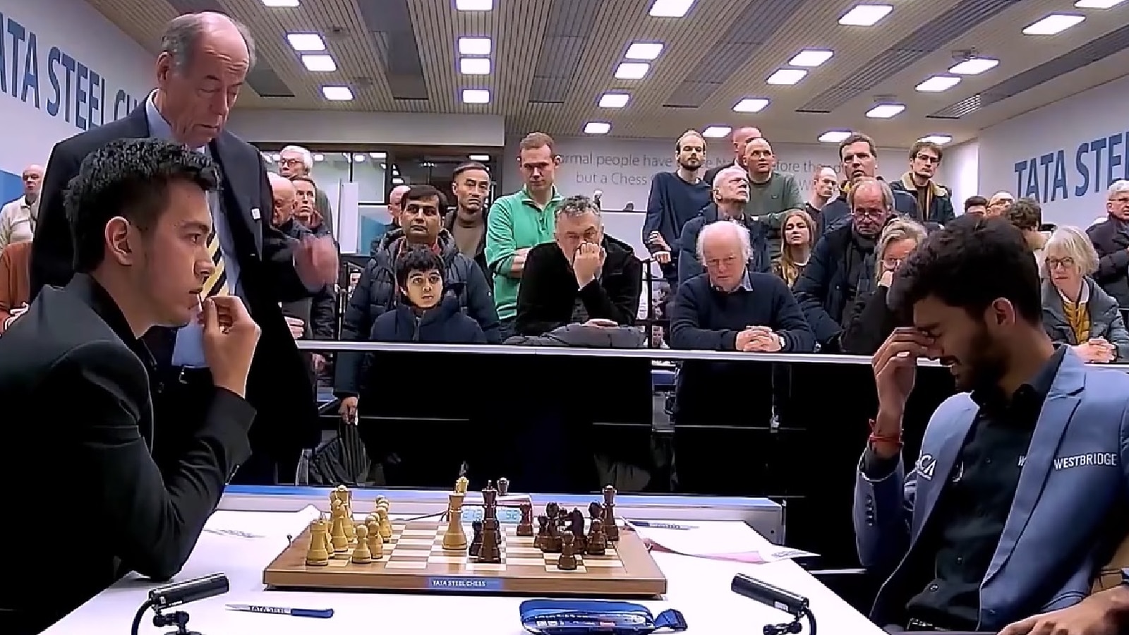 ਗੁਕੇਸ਼ ਆਪਣੀ ਗਲਤੀ ਦਾ ਅਹਿਸਾਸ ਕਰ ਕੇ ਹੈਰਾਨ ਰਹਿ ਗਿਆ। ਵਿਸ਼ਵ ਚੈਂਪੀਅਨ ਨੇ ਨੋਦਿਰਬੇਕ ਅਬਦੁਸਤੋਰੋਵ ਦੇ ਜਵਾਬ ਤੋਂ ਤੁਰੰਤ ਬਾਅਦ ਅਸਤੀਫਾ ਦੇ ਦਿੱਤਾ। (ਸ਼ਤਰੰਜਬੇਸ ਇੰਡੀਆ ਲਾਈਵਸਟ੍ਰੀਮ ਦੁਆਰਾ ਸਕਰੀਨਗ੍ਰੈਬ)