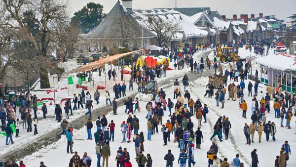 ਸ਼ਿਮਲਾ: ਸ਼ਿਮਲਾ, ਸ਼ਨੀਵਾਰ, 24 ਜਨਵਰੀ, 2026 ਵਿੱਚ ਤਾਜ਼ੀ ਬਰਫਬਾਰੀ ਤੋਂ ਬਾਅਦ ਲੋਕ ਰਿਜ ਦਾ ਦੌਰਾ ਕਰਦੇ ਹੋਏ। (ਪੀਟੀਆਈ ਫੋਟੋ)(PTI01_24_2026_000204B)