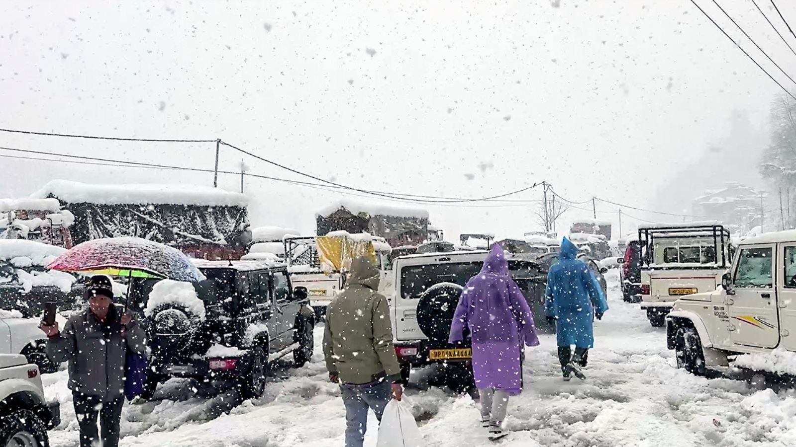 After snowfall, trouble: 685 roads blocked, thousands of tourists stranded in Himachal