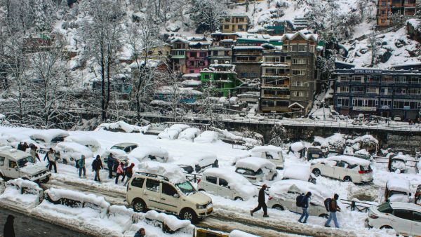 ਕੁੱਲੂ: ਹਿਮਾਚਲ ਪ੍ਰਦੇਸ਼ ਦੇ ਕੁੱਲੂ ਜ਼ਿਲੇ ਦੇ ਮਨਾਲੀ ਵਿਖੇ, ਸ਼ਨੀਵਾਰ, 24 ਜਨਵਰੀ, 2026 ਨੂੰ ਤਾਜ਼ੀ ਬਰਫਬਾਰੀ ਤੋਂ ਬਾਅਦ ਲੋਕ ਬਰਫ ਨਾਲ ਢੱਕੀ ਸੜਕ ਵਿੱਚੋਂ ਲੰਘਦੇ ਹੋਏ। (ਪੀਟੀਆਈ ਫੋਟੋ)(PTI01_24_2026_000114B)