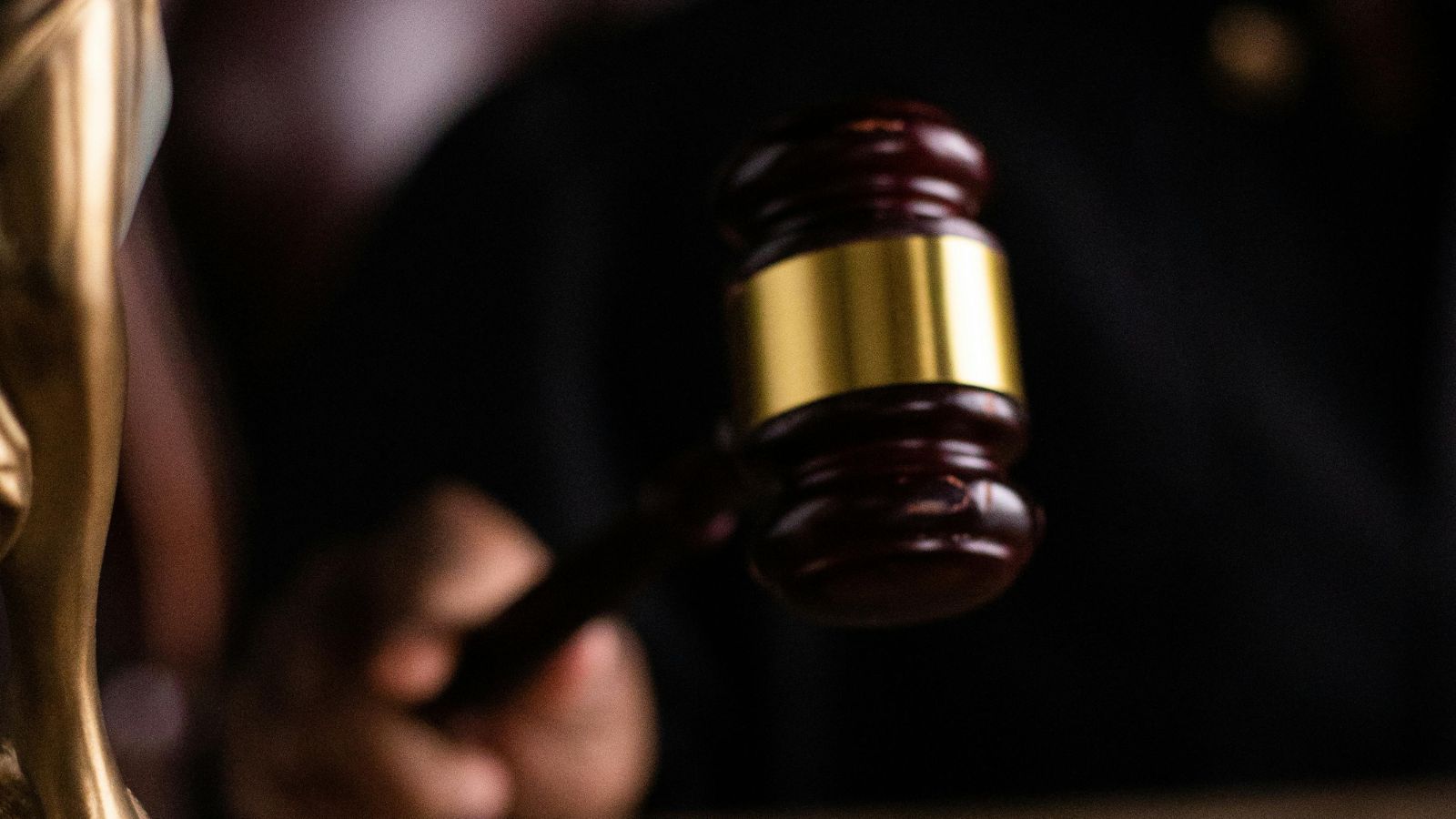 Gujarat HC Dismisses Plea for Non-English Court Representation