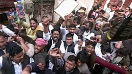 Members of the Pal community hold a protest alleging that Ahilyabai Holkar's statue at Manikarnika Ghat