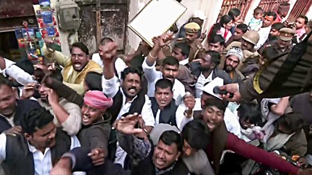 Members of the Pal community hold a protest alleging that Ahilyabai Holkar's statue at Manikarnika Ghat