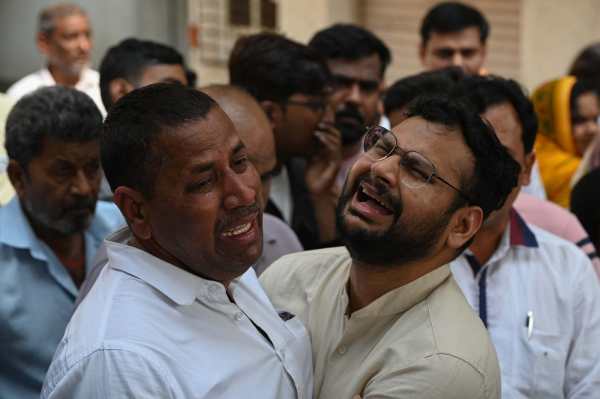 Anil Kumar Singh (L), 58, father of Malad station stabbing victim Alok Kumar Singh, reacts as family members bring in Alok Singh's body, in Kurar, Mumbai, on January 25, 2026. Express photo by SankhadeepBanerjee. Train stabbing victim: On his wife's birthday, how a routine train ride turned fatal for a math teacher
