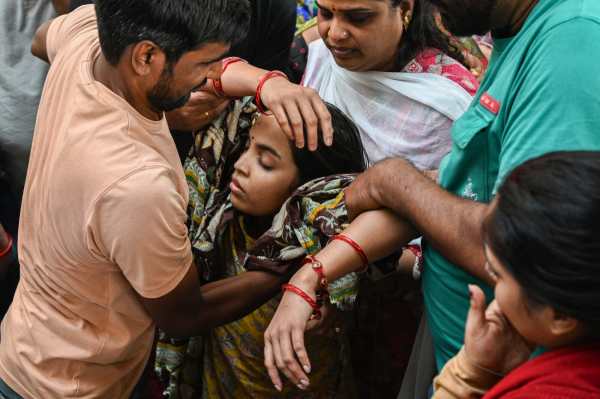 Pooja Singh, 28, wife of Malad station stabbing victim Alok Kumar Singh, reacts as relatives bring Alok Singh's body, at Kurar in Mumbai on January 25, 2026. Malad train stabbing victim: On wife's birthday, how routine train journey turned fatal for maths teacher