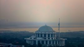 Mumbai has the highest vehicular density compared to other regions in the MMR and vehicular emission has been identified as the main cause behind pollution in the city. (File Photo)