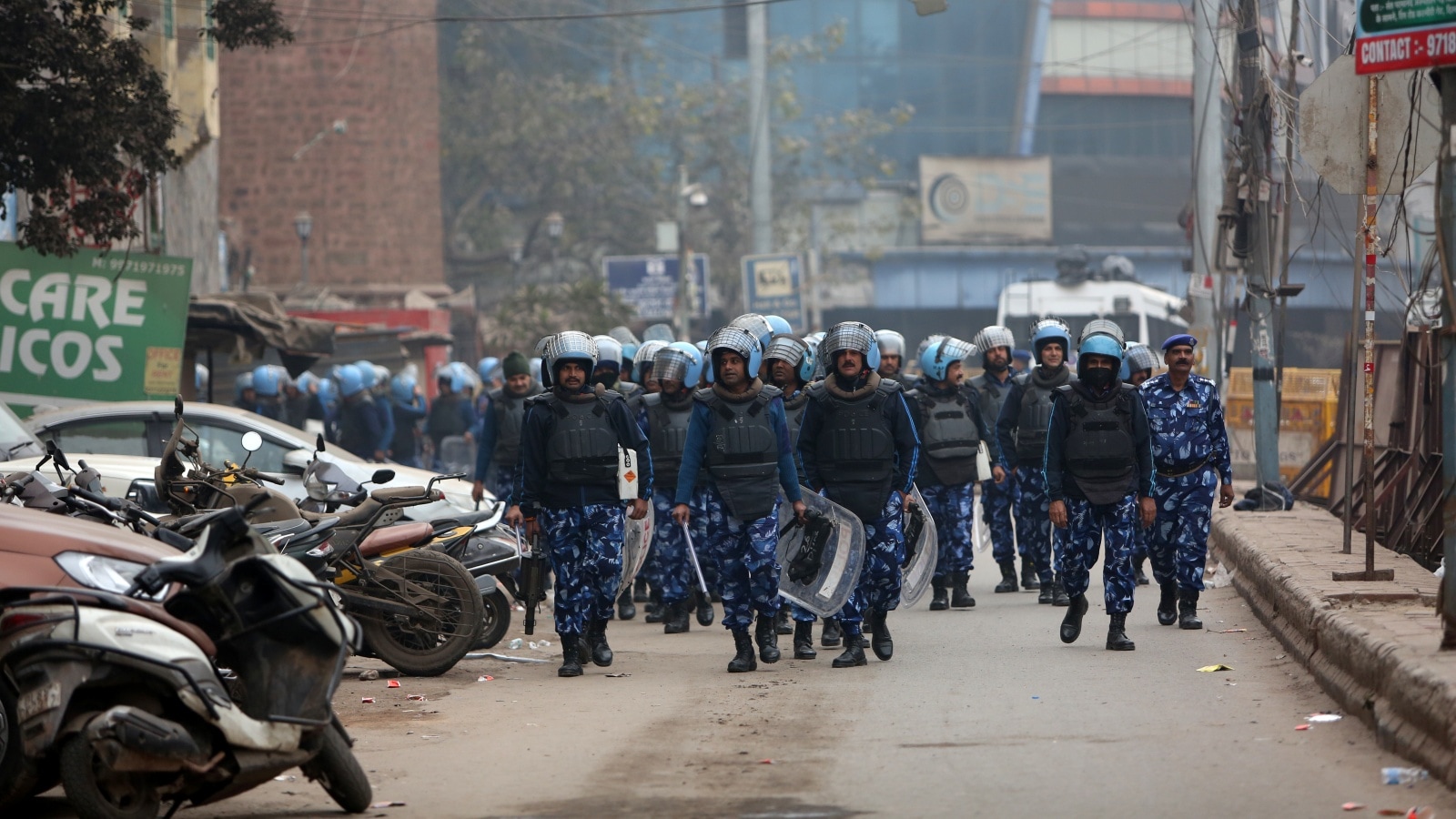 Attackers in 15-30 age group, many in masks, says injured cop