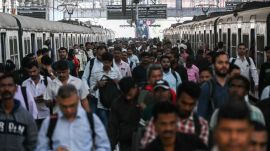 mumbai railway station crowd