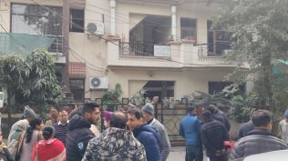 The accused allegedly staged a fake robbery with relatives and fled with gold and cash while the family was abroad.