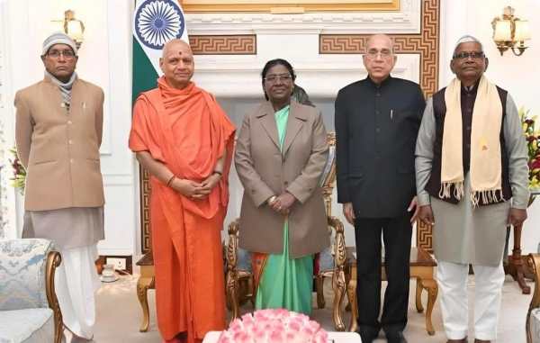 ਅਧਿਕਾਰੀਆਂ ਨੇ ਟਰੱਸਟ ਦੇ ਜਨਰਲ ਸਕੱਤਰ ਚੰਪਤ ਰਾਏ; ਖਜ਼ਾਨਚੀ, ਸਵਾਮੀ ਗੋਵਿੰਦ ਦੇਵ; ਮਿਸ਼ਰਾ ਦੇ ਨਾਲ ਟਰੱਸਟੀ ਕ੍ਰਿਸ਼ਨਮੋਹਨ ਨੇ ਨਿੱਜੀ ਤੌਰ 'ਤੇ ਰਾਸ਼ਟਰਪਤੀ ਨੂੰ ਸੱਦਾ ਦਿੱਤਾ।