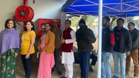 voters stand in queue to register votes