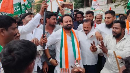 Congress leader Rajeev Gowda, Shidlaghatta Municipal Commissioner Amrutha Gowda, showcause notice for Rajeev Gowda, Karnataka Congress banner controversy, Chikkaballapur news. indian express