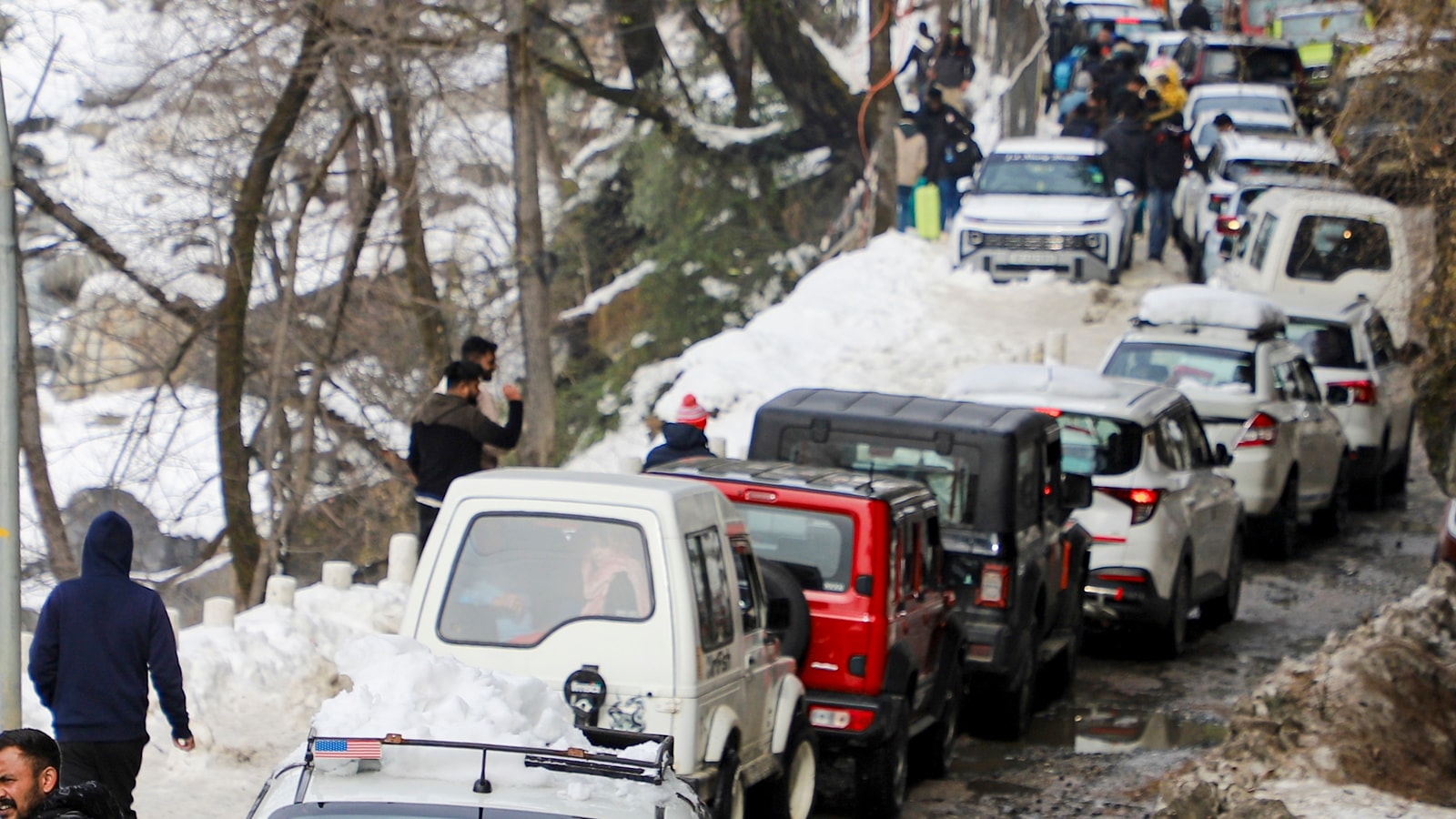 Jam forces tourists to ditch cars, trek to Manali